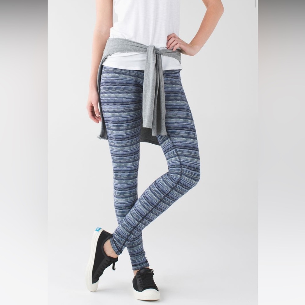 Lululemon wunder under pant III in size 6 space dye twist sapphire blue multi